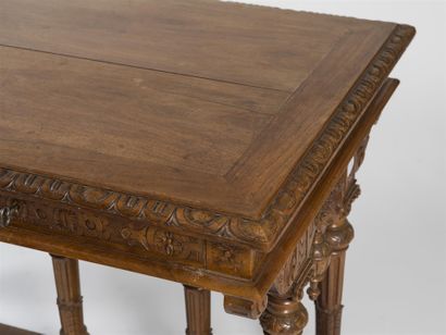 Table rectangulaire en noyer, piètement formé...