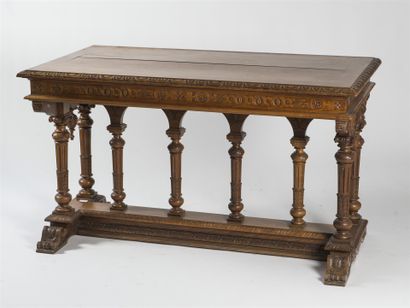 Table rectangulaire en noyer, piètement formé...