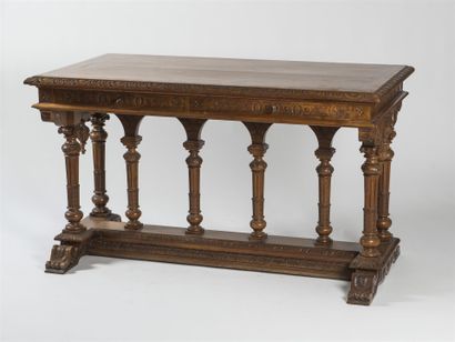 Table rectangulaire en noyer, piètement formé...