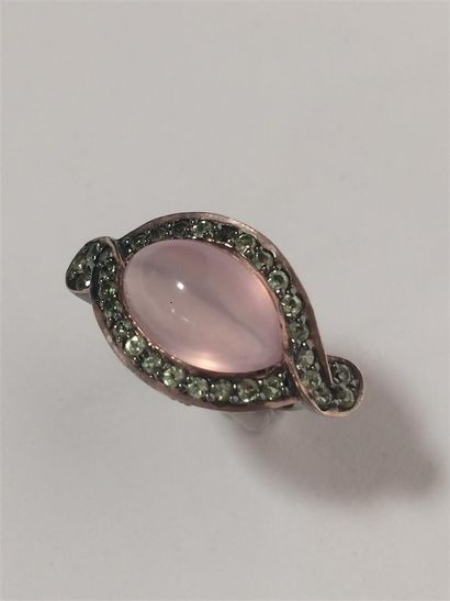 Bague en argent (925) formant navette, sertie...