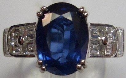 Bague en or blanc sertie d'un saphir taille...