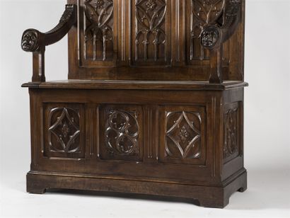 Banc coffre en noyer mouluré sculpté de panneaux...