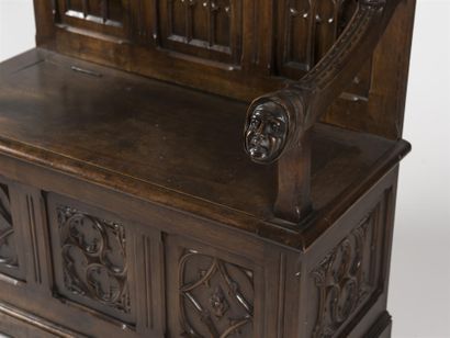Banc coffre en noyer mouluré sculpté de panneaux...