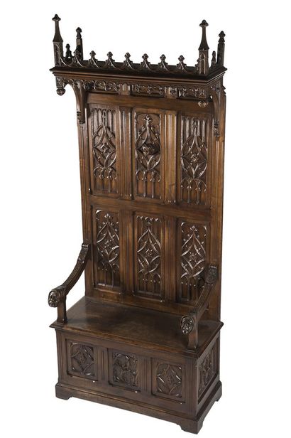 Banc coffre en noyer mouluré sculpté de panneaux...