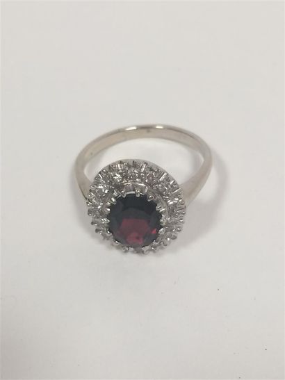 Bague en or 9K 375 o/oo centrée d'1 grenat...