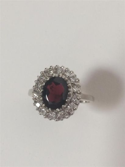 Bague en or 9K 375 o/oo centrée d'1 grenat...