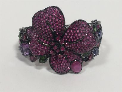 Bracelet jonc en argent ouvrant. Motif floral...