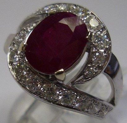 Bague tourbillon en or blanc sertie d'un...