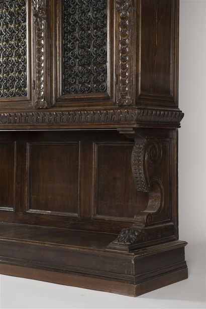 Buffet en bois naturel sculpté ouvrant par...