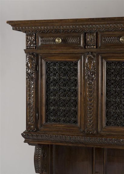 Buffet en bois naturel sculpté ouvrant par...