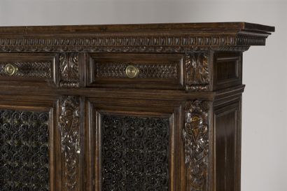Buffet en bois naturel sculpté ouvrant par...