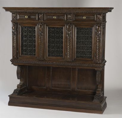 Buffet en bois naturel sculpté ouvrant par...