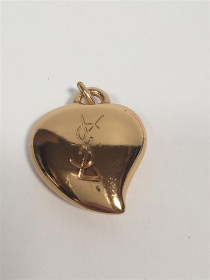 YVES SAINT LAURENT. Pendentif coeur en plaqué...
