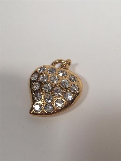 YVES SAINT LAURENT. Pendentif coeur en plaqué...