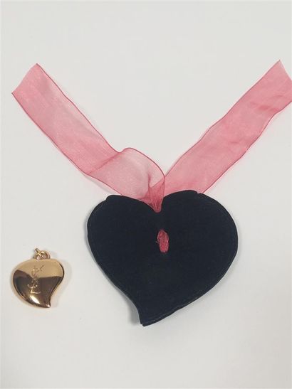 YVES SAINT LAURENT. Pendentif coeur en plaqué...