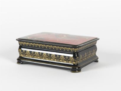 Un coffret rectangulaire en laque Russe signé
sur...