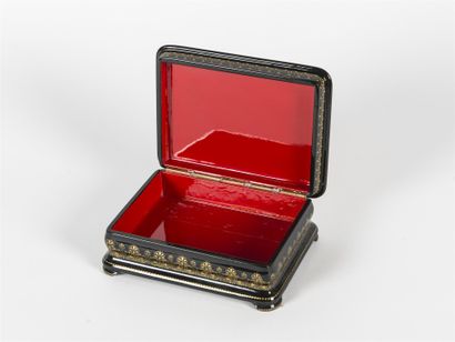 Un coffret rectangulaire en laque Russe signé
sur...