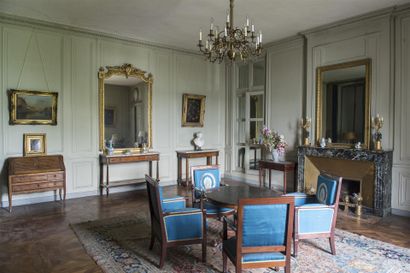 Importante paire de miroirs en stuc doré...