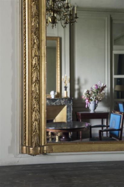 Importante paire de miroirs en stuc doré...