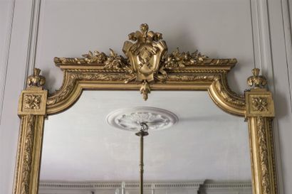 Importante paire de miroirs en stuc doré...