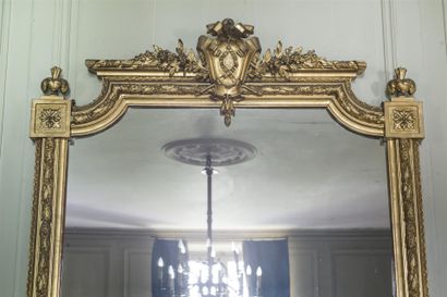 Importante paire de miroirs en stuc doré...