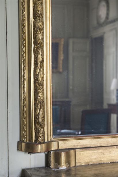 Importante paire de miroirs en stuc doré...