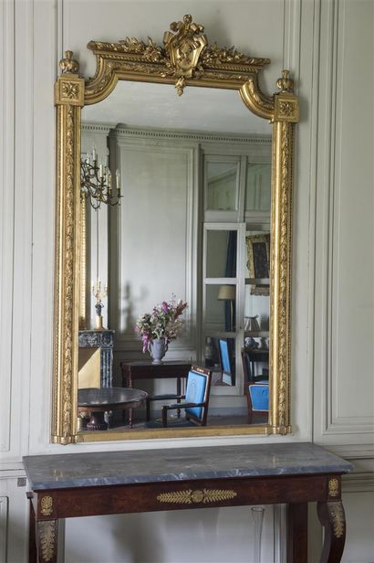 Importante paire de miroirs en stuc doré...