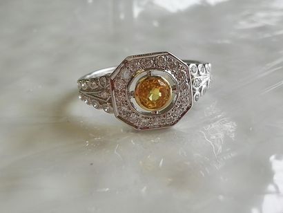 Bague en or blanc (750) 18K, plateau carré...