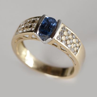 Bague en or jaune (750) 18K ornée d'un saphir...