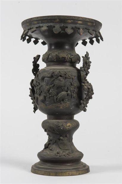 INDOCHINE paire de vases en bronze à riche...