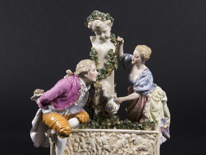SAXE, scène galante au puit, sujet en porcelaine...