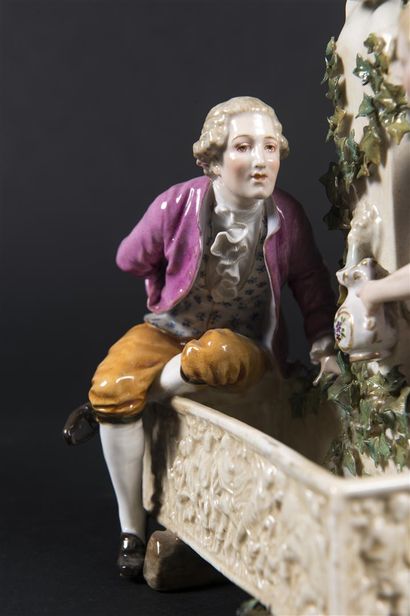 SAXE, scène galante au puit, sujet en porcelaine...