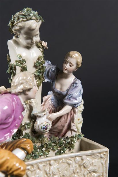 SAXE, scène galante au puit, sujet en porcelaine...