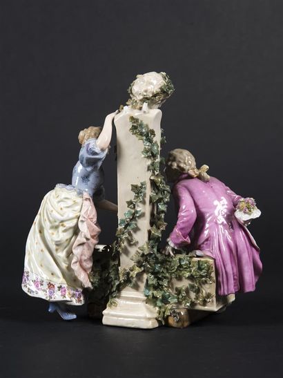 SAXE, scène galante au puit, sujet en porcelaine...