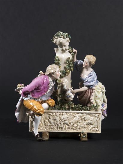 SAXE, scène galante au puit, sujet en porcelaine...