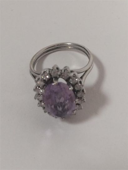 Bague navette ornée d'une améthyste entouré...