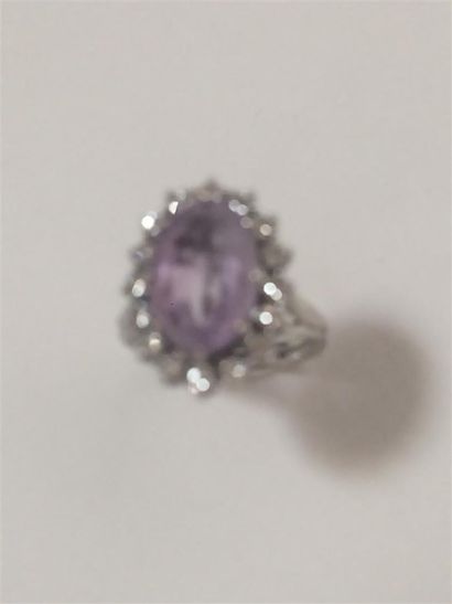 Bague navette ornée d'une améthyste entouré...