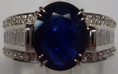 Bague en or blanc, centre Saphir 2,54 carats...