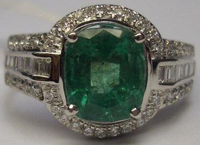 Bague en or blanc, centre Emeraude taille...