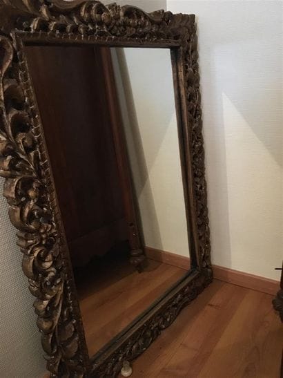 Glace en bois sculpté