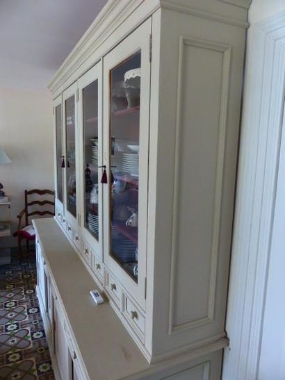 Deux corps en bois laqué quatre porte vitrée,...