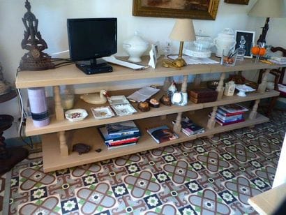 Paire de grandes dessertes à trois plateaux...
