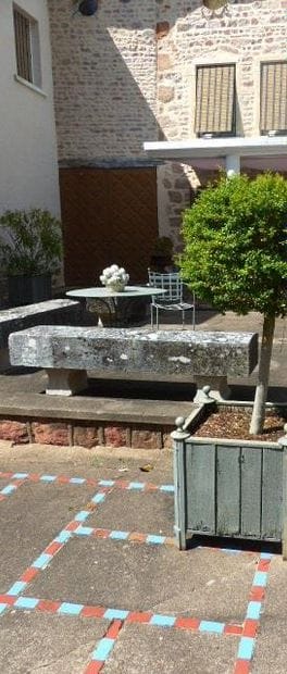 Trois bancs en pierre 