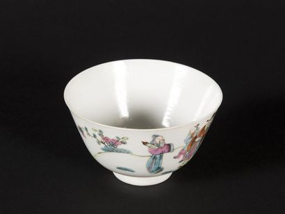 Chine, Coupe sorbet en porcelaine émaillée...