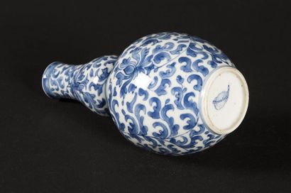 Chine, vase bulbe en porcelaine bleu et blanc
H...