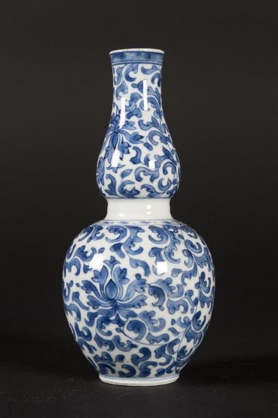 Chine, vase bulbe en porcelaine bleu et blanc
H...