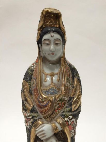 Japon,, Sastuma, Gua nin en porcelaine
Signée...