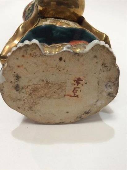 Japon,, Sastuma, Gua nin en porcelaine
Signée...