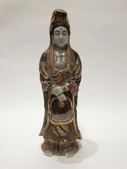 Japon,, Sastuma, Gua nin en porcelaine
Signée...