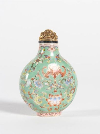 Chine, tabatière en porcelaine émaillée de...